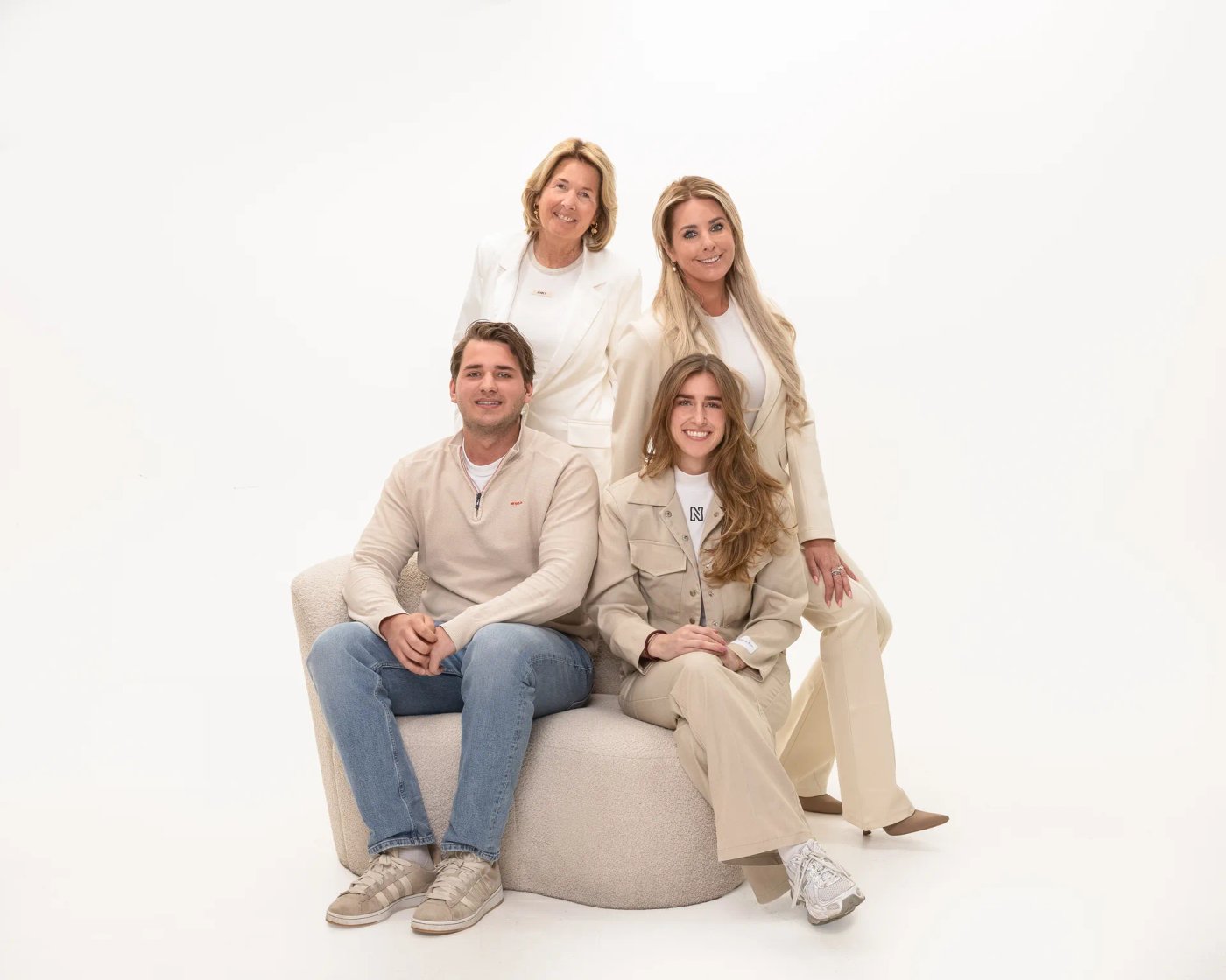 Studio-portret van het volledige team van Brum en Keizer in lichte tinten