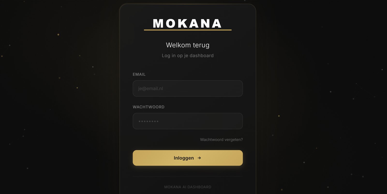 Mokana app login screen, donkere achtergrond met gouden MOKANA wordmark, e-mail en wachtwoord velden, gele Inloggen knop